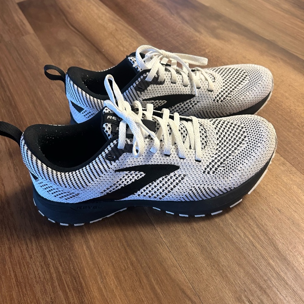 Women’s Brooks sneakers size 8.5